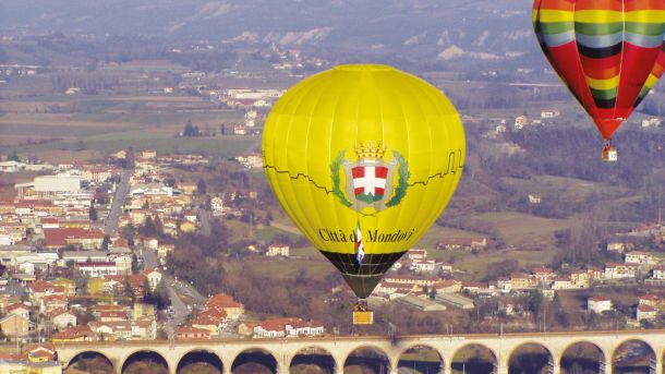 L’arrivo della mongolfiera cittadina e l’Aeroclub